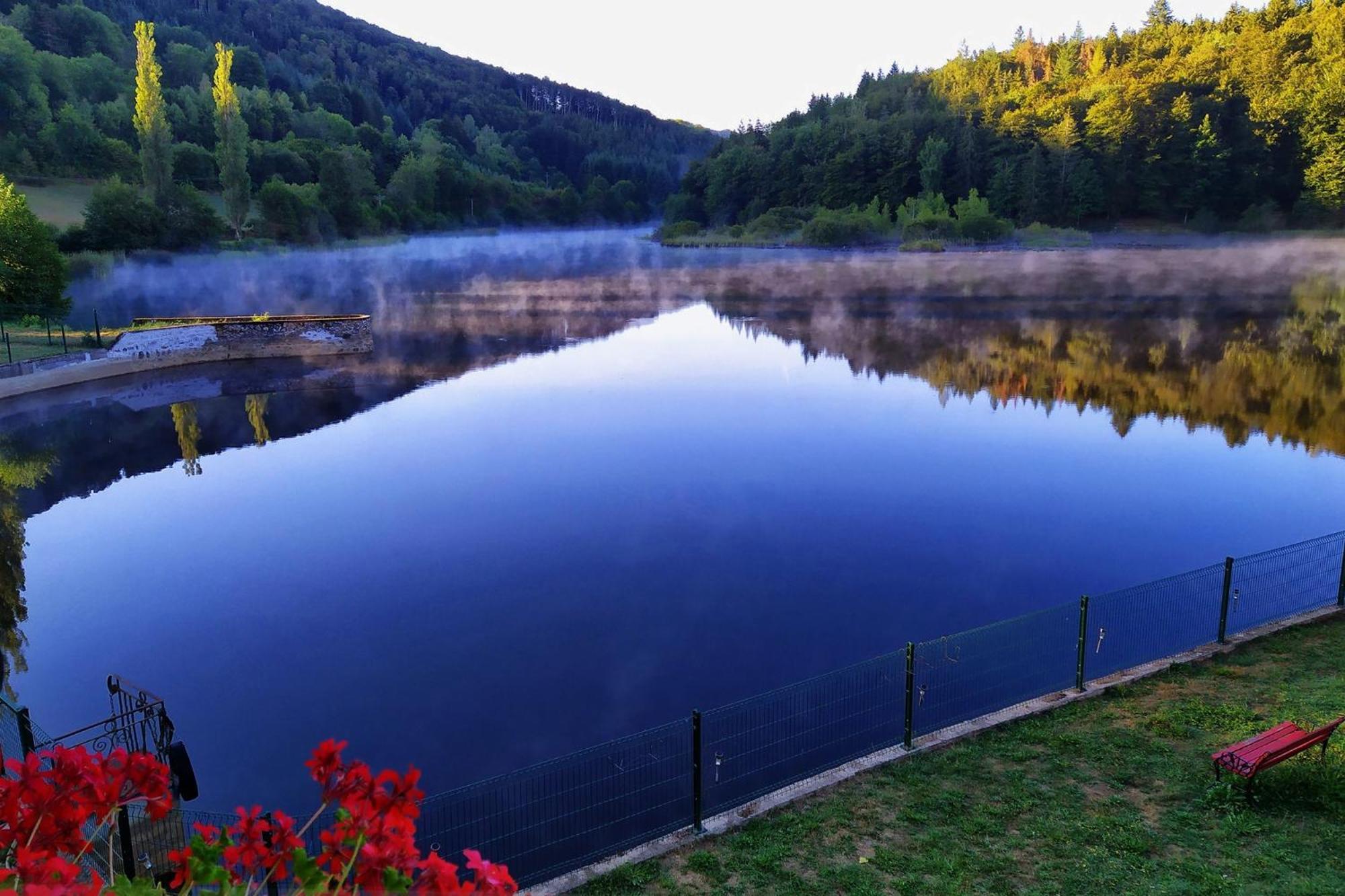 Le Lac Des Moines Condat (Cantal) Exterior foto